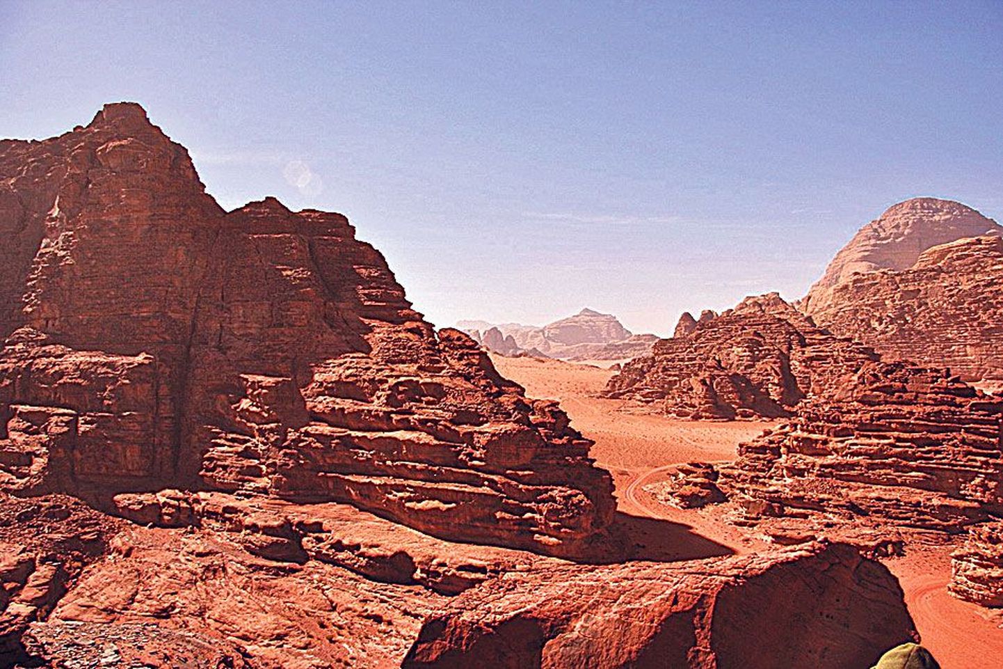 Известный по культовому фильму красный цвет пустыни Вади Рум стал причиной, по которой именно здесь была снята в 2000 году кинолента «Миссия на Марс».