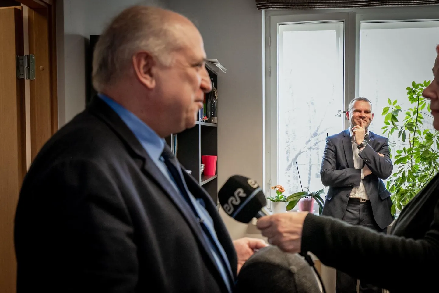 Reformierakonna fraktsiooni esimehe Jüri Lebedevi hinnangul andis linnapea Romek Kosenkranius ennast vabatahtlikult ekrelaste pantvangiks, kui nende seatud kandidaadi Mart Järviku oma tiimi võtab.