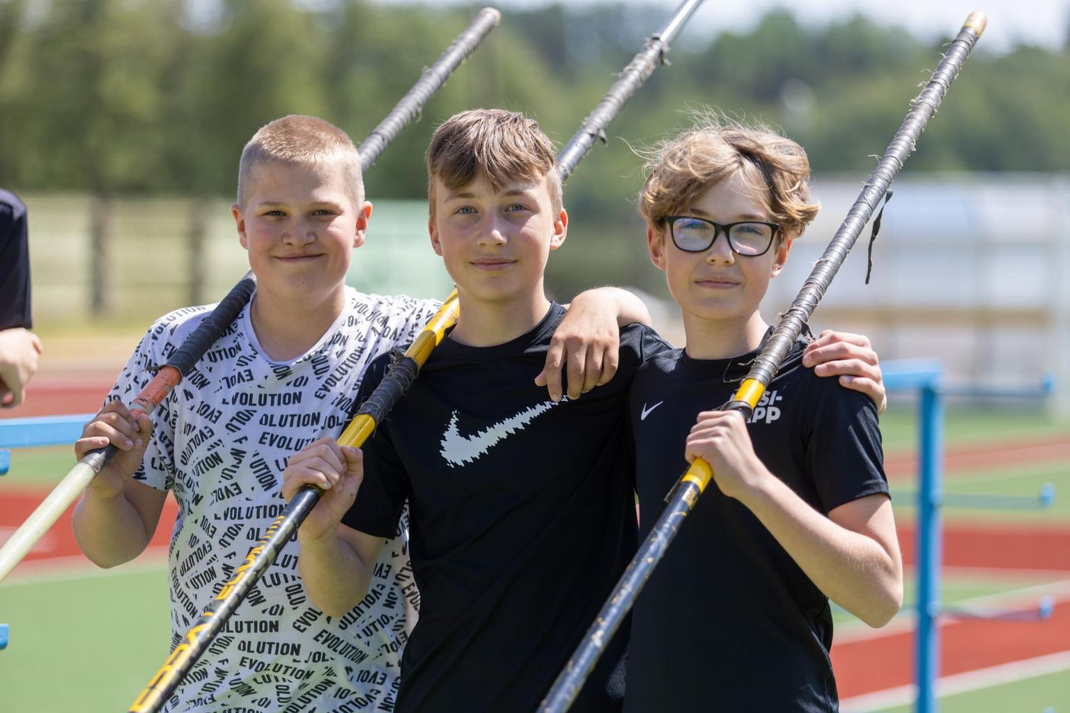 Jakobsoni kooli noored (vasakult) Rico-Richard Reiser, Asser Kase ja Kristjan Aleksandrov teivashüppevõistluse eel