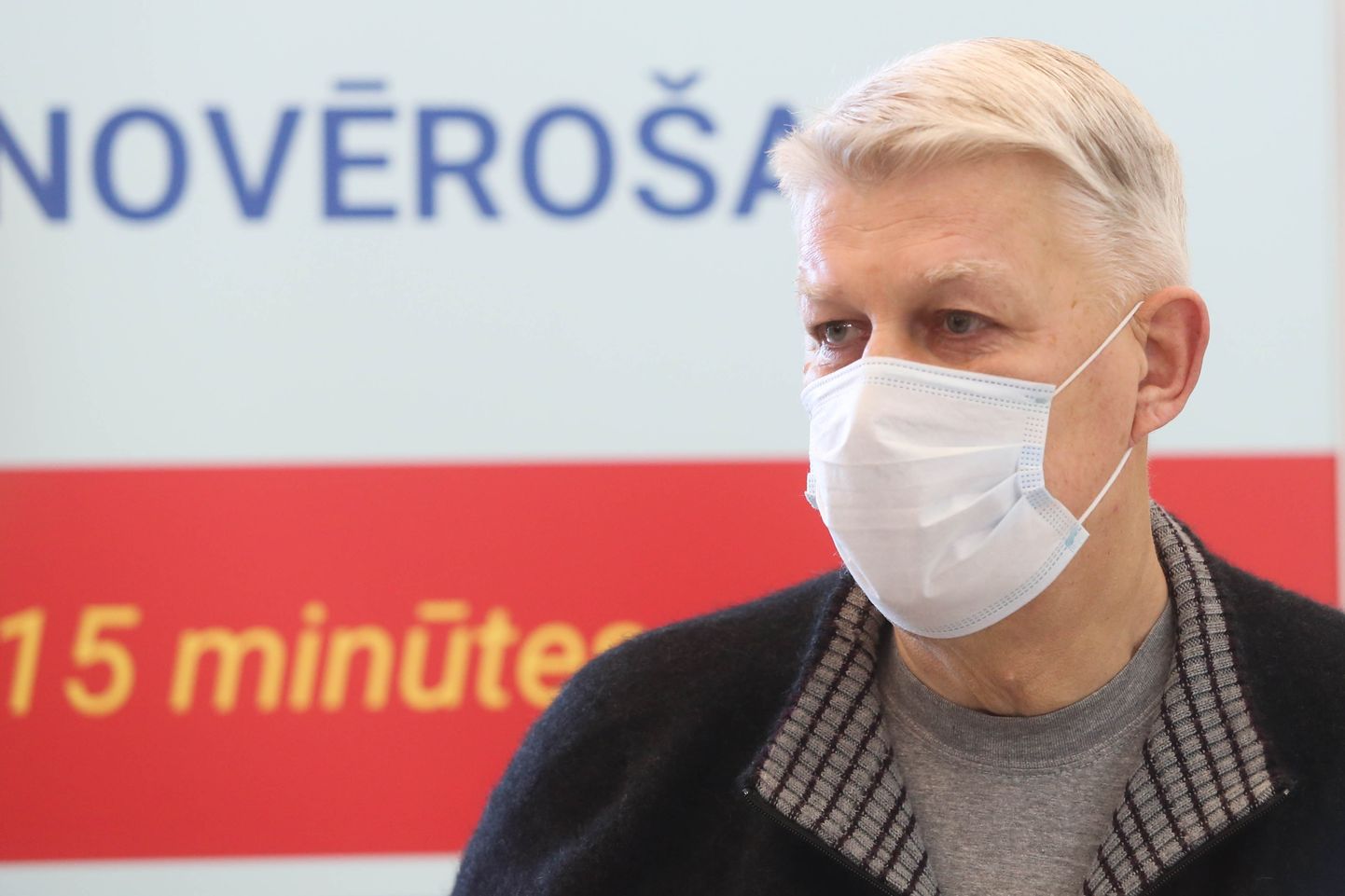 Valsts eksprezidents Valdis Zatlers atbild uz žurnālistu jautājumiem pēc "Astra Zeneca" vakcīnas pret Covid-19 pirmās devas saņemšanas Paula Stradiņa Klīniskajā universitātes slimnīcā.