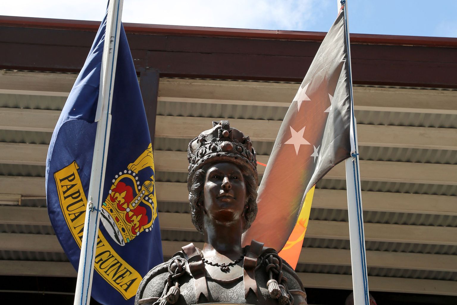 Briti kuninganna Elizabeth II kuju valitsushoone ees pealinnas Port Moresbys 9. septembril, päev pärast Suurbritannia monarhi ja seeläbi ühtlasi ka Paapua Uus-Guinea riigipea surma.