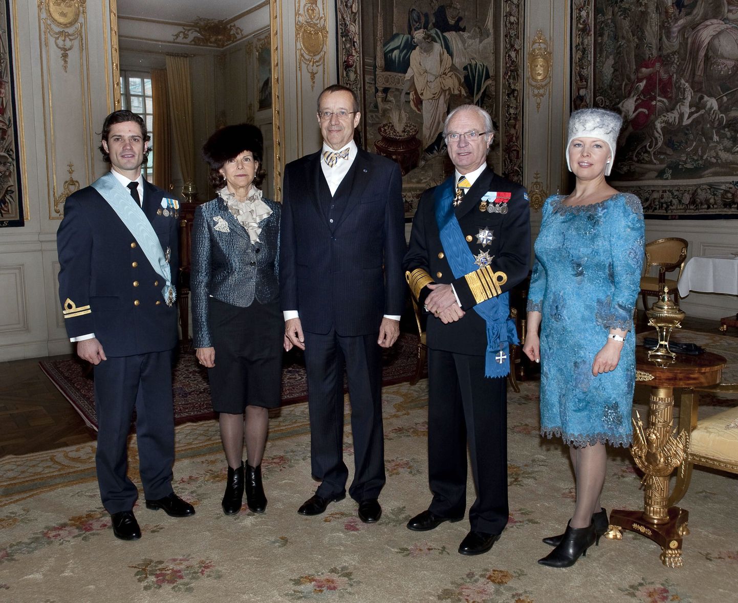 Grupipilt kuningalossis (vasakult): prints Carl Philip, kuninganna Silvia, president Toomas Hendrik Ilves, kuningas Carl XVI Gustaf ja Evelin Ilves.