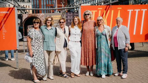 FOTO ⟩ Rīgas pilsētvidē atklāta leģendārajai basketbola komandai TTT veltīta izstāde