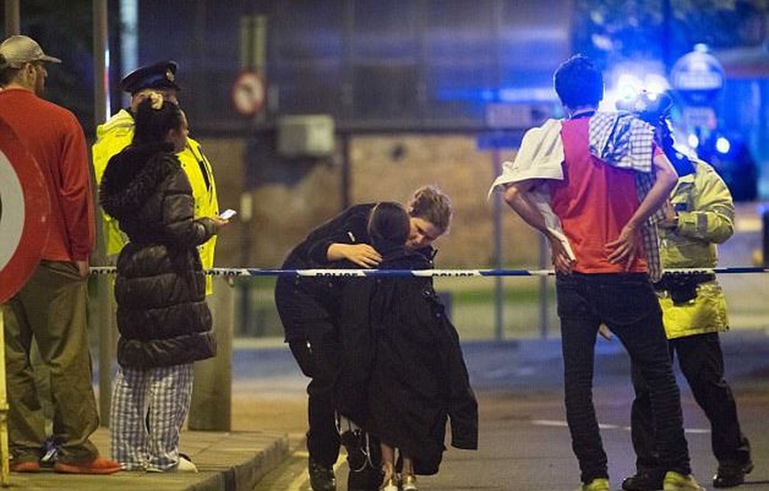 Politseinik ja väike tüdruk, kes pääses Manchesteri kontserdipaiga plahvatusest eluga
