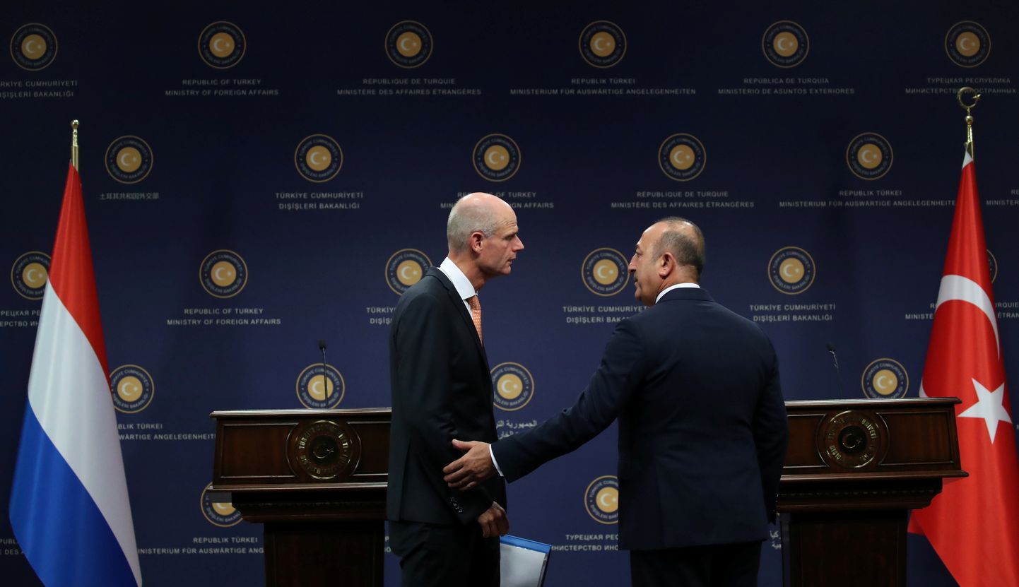 Türgi välisminister Mevlüt Çavuşoğlu oma Hollandi ametivenna Stef Bokiga.