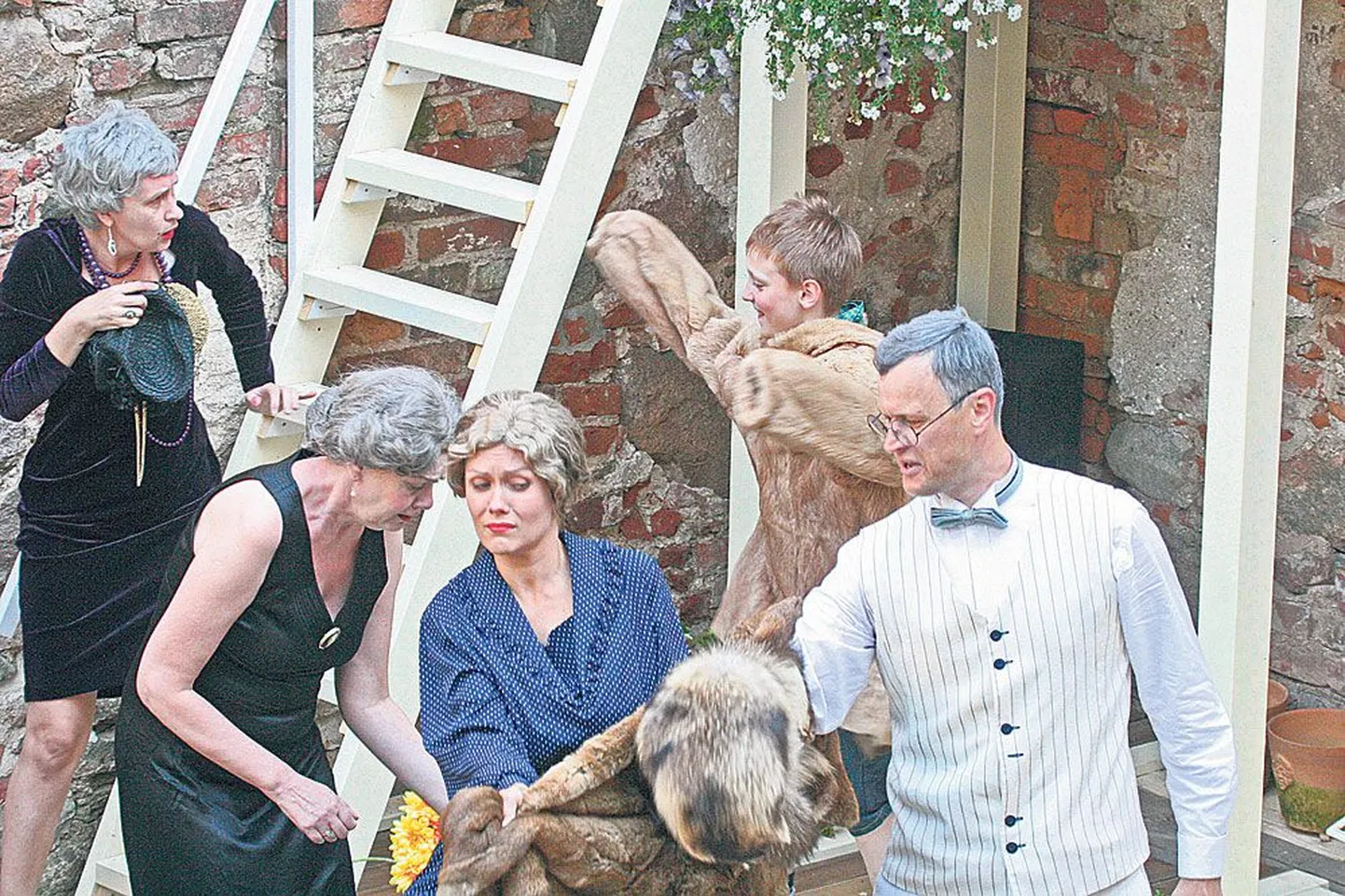 Padjaklubi keelepeksjad Pirtspek 2(vasakult, Marika Barabanštšikova), Pirtspek 1 (Liina Tennosaar) ja Pirtspek 3 (Inga Lunge) saavad õpetust kasukatelt, millesse on pugenud ennast nähtamatuks muutnud Vinski (Karl Kristjan Puusepp) ja Apteeker (Leino Rei).