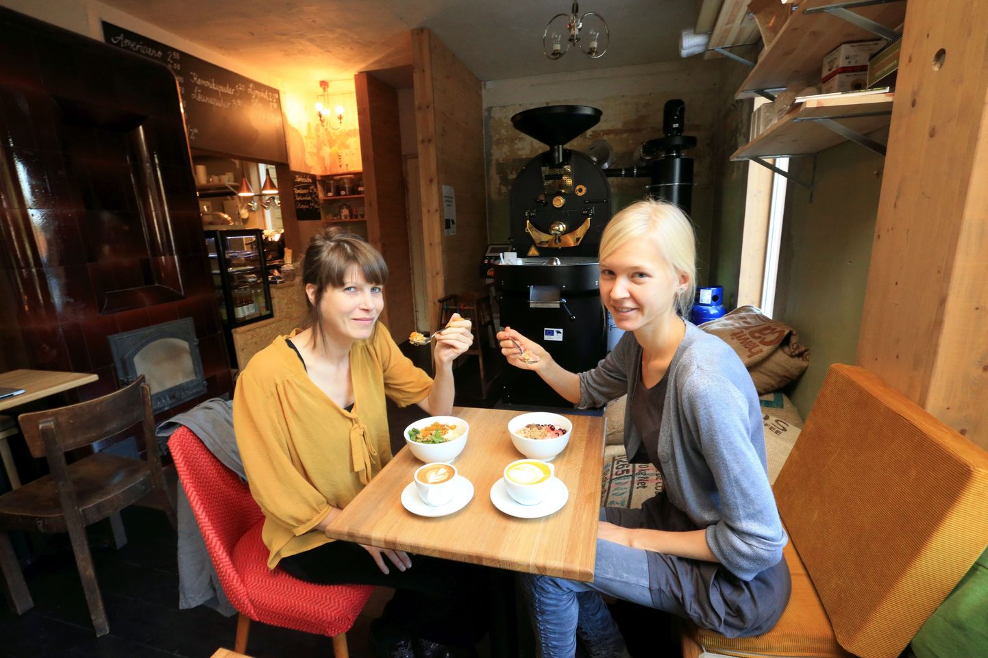 Pildil Karlova Kohvi toiduentusiast Laura Valli (paremal) ja kohviku omanik Laura Mähar.