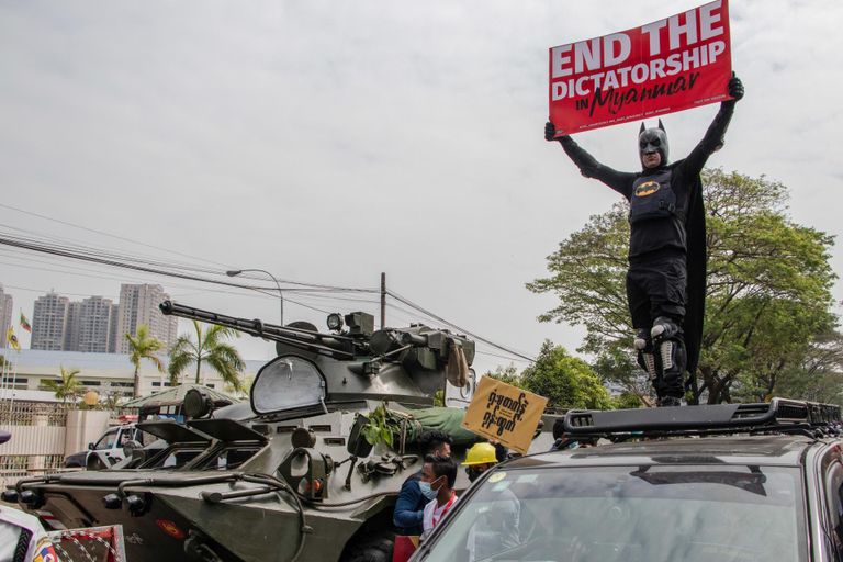 Batmani kostüümis protestija, kes kutsub Yangonis üles lõpetama diktatuuri. 