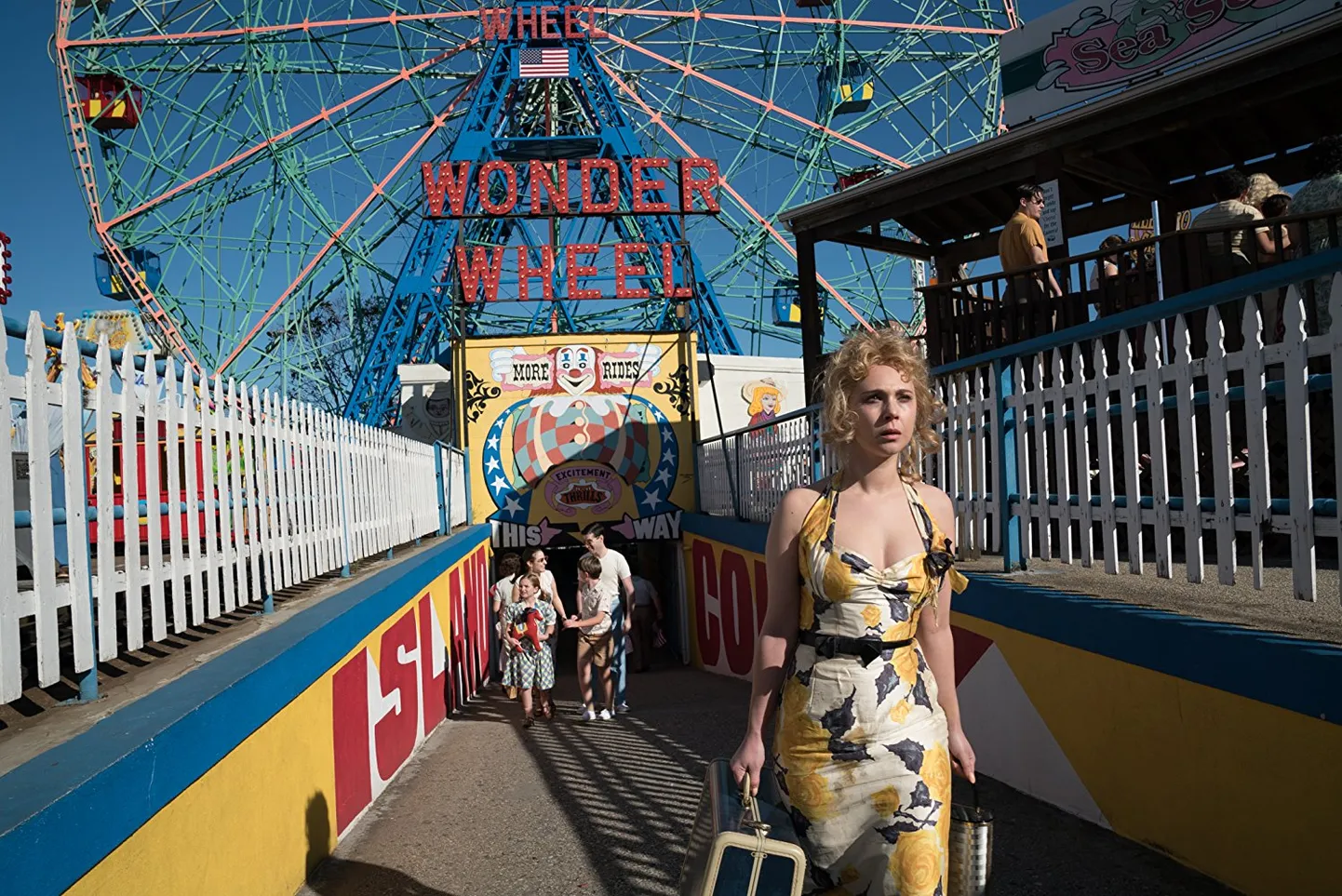 Carolina (Juno Temple)naaseb isa juurde.
