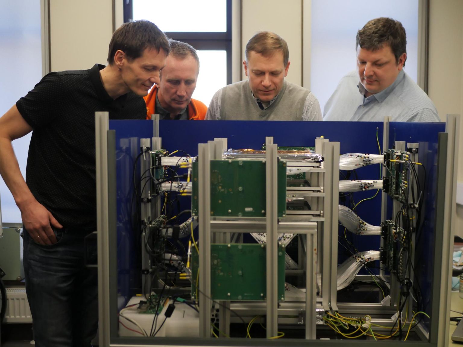 GScani liikmete Madis Kiisa (vasakult), Hannes Plinte, Andi Hektori ja Märt Mägi ees on müüontomograafi prototüüp.