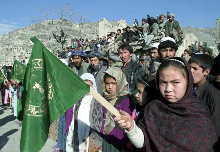 27. detsember 2001: hazara vähemuse partei lippudega koolitüdrukud meeleavaldusel vahevalitsuse toetuseks.