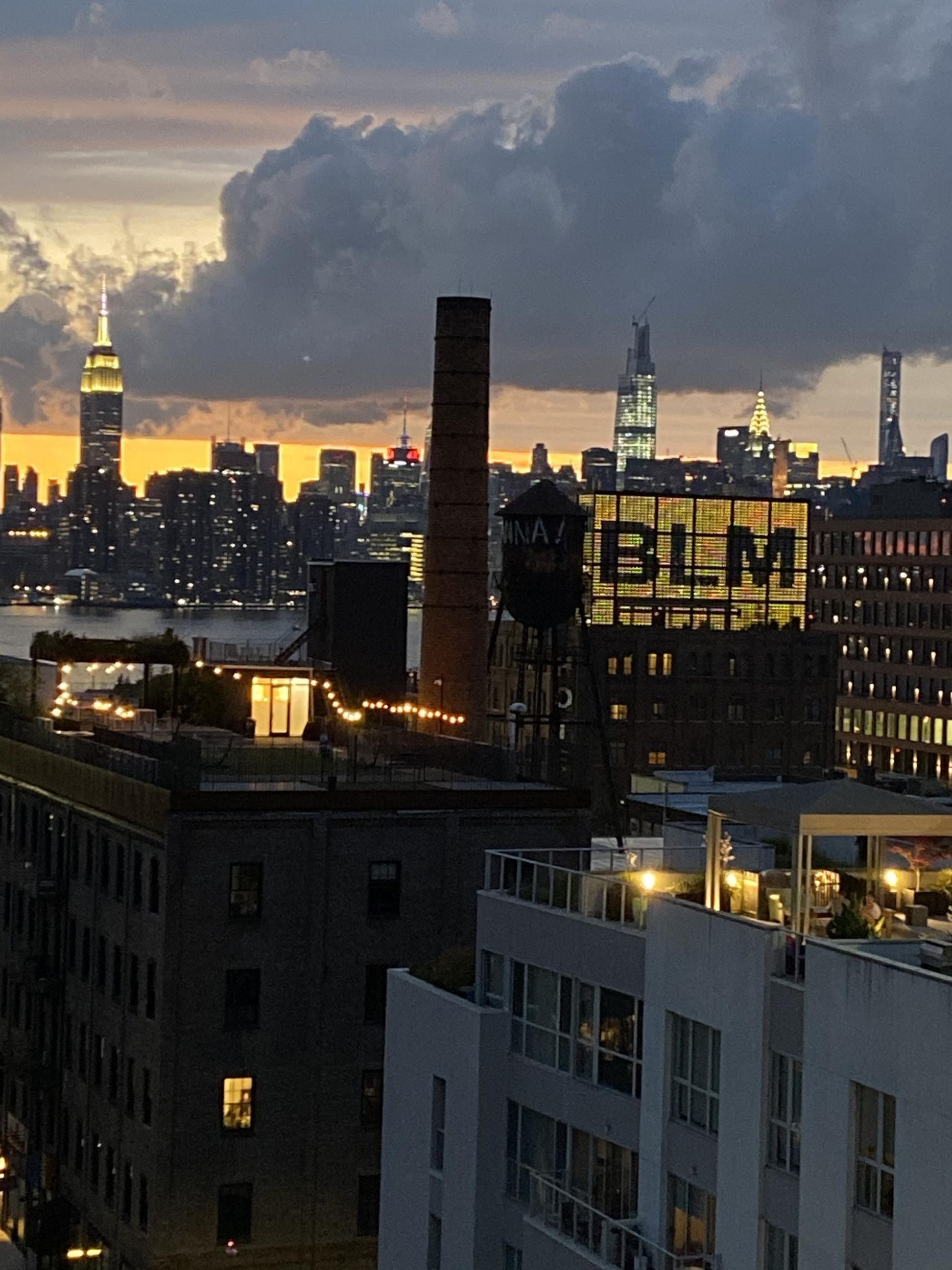 New York on linn, mis kunagi ei maga. Igal kellaajal leidub seal inimesi, kes tahavad suurlinnaelu kogeda, süüa, hängida või kultuurist osa saada.