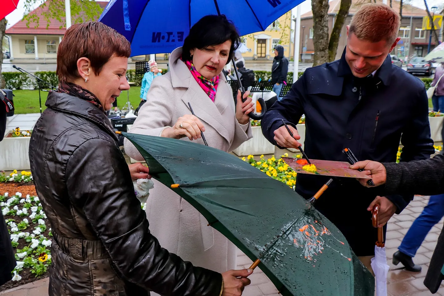 Abilinnapea Anneli Tumanskil (keskel) tuleb linnavalitsuse kabinet vahetada nädalaks kodukontori vastu.