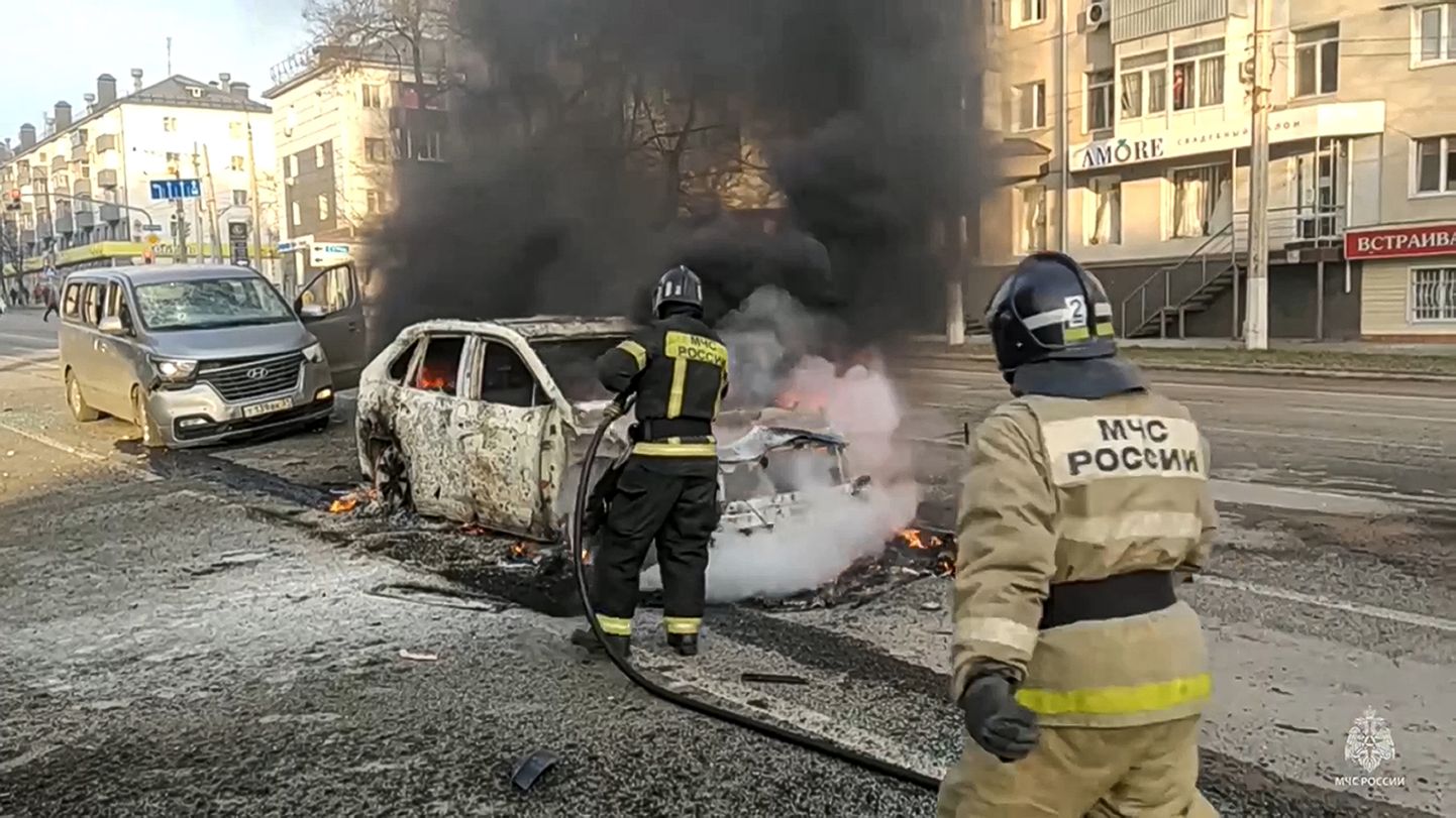 Belgorodi päästjad kustutavad süttinud autot.