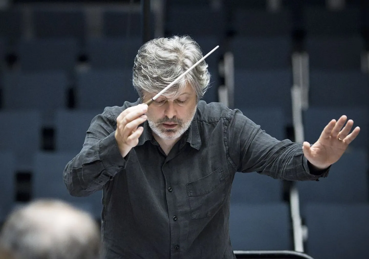 Dirigendist helilooja: James MacMillan aktsioonis.