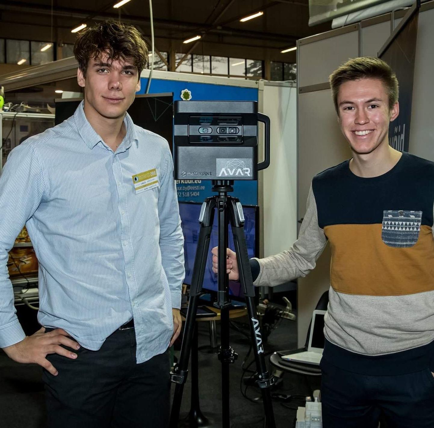 Ettevõtte Avar Agentuur osanikud Madis Kirsman (vasakul) ja Johannes Kruusma tutvustasid oma firmat ka messil «Instrutec 2018». Keskel on põhiline töötegija, 360-kraadiseid pöördeid sooritav kaamera Matterport Pro 2, mis teeb pildistamiseks 30 sekundi jooksul tiiru ümber oma telje.