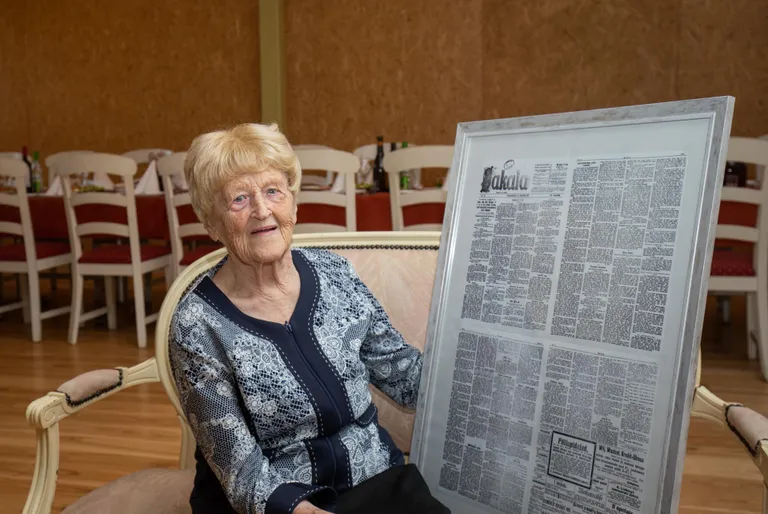 100. sünnipäeval sai Leili Männasoo lapselapselt kingiks 100-aastase Sakala.
 