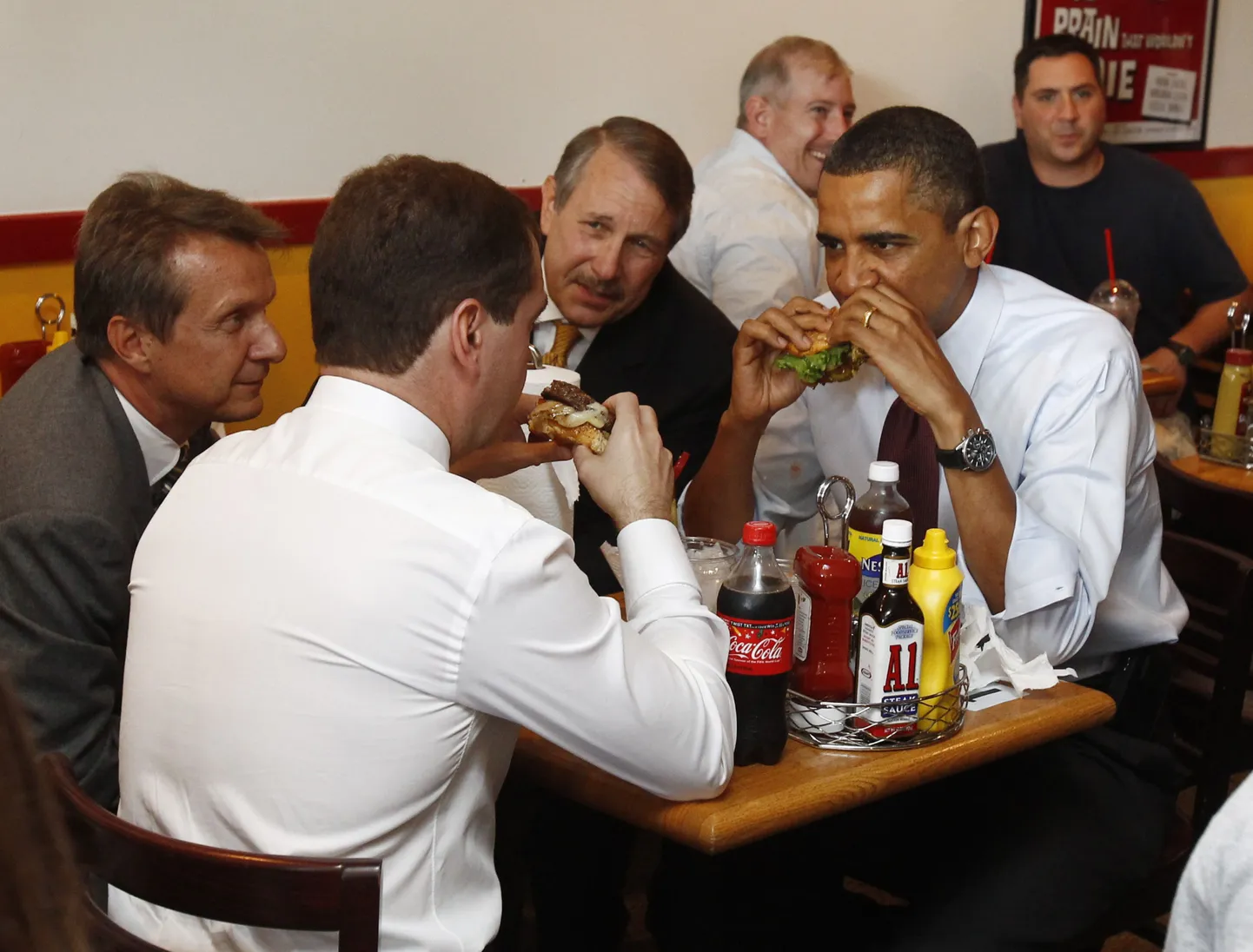 Обама предложил Медведеву лучший чизбургер в городе. 24 июня 2010.