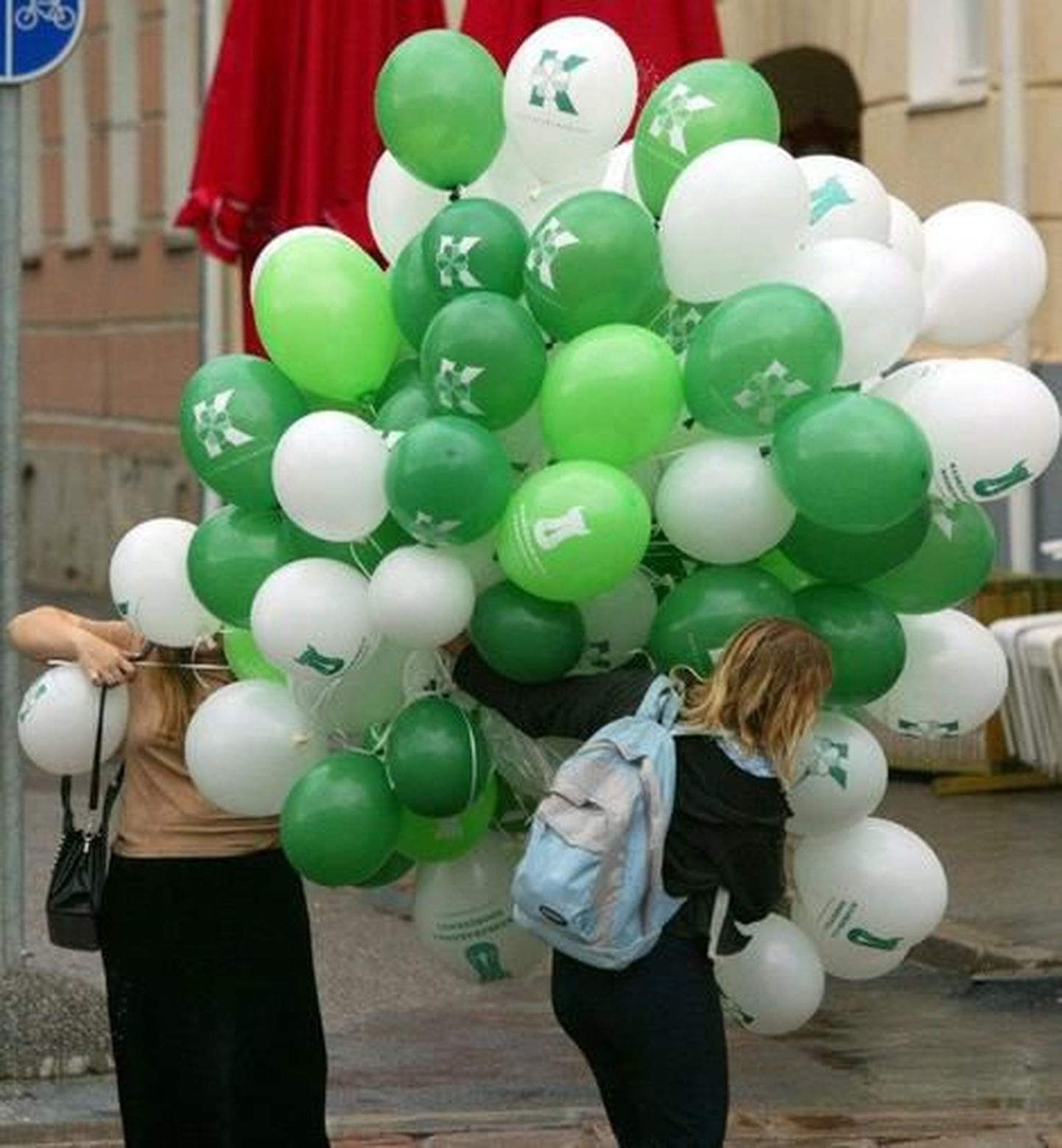 Воздушные шарики с логотипом Центристской партии.