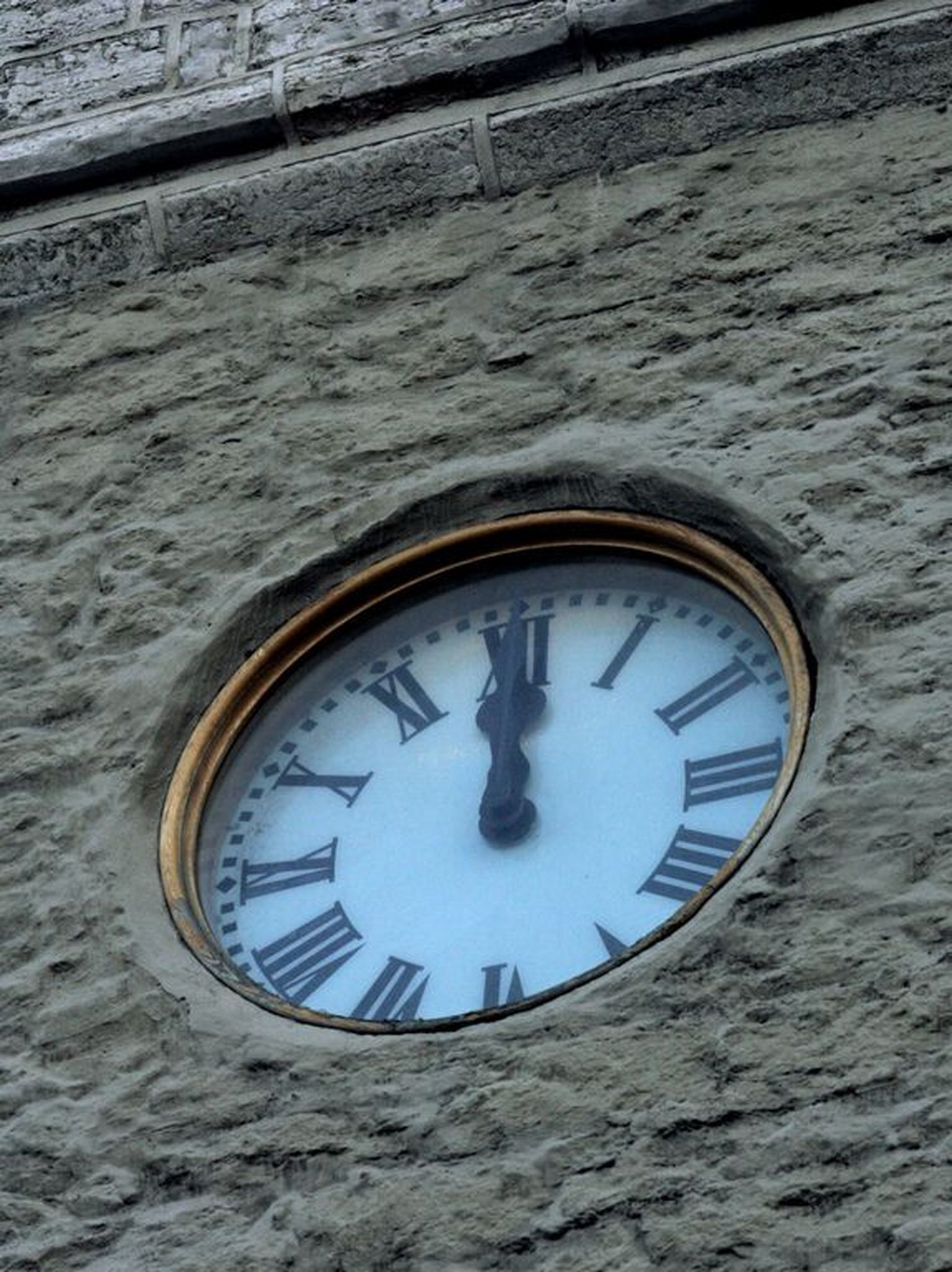 Часы таллиннской Ратуши. Снимок иллюстративный.