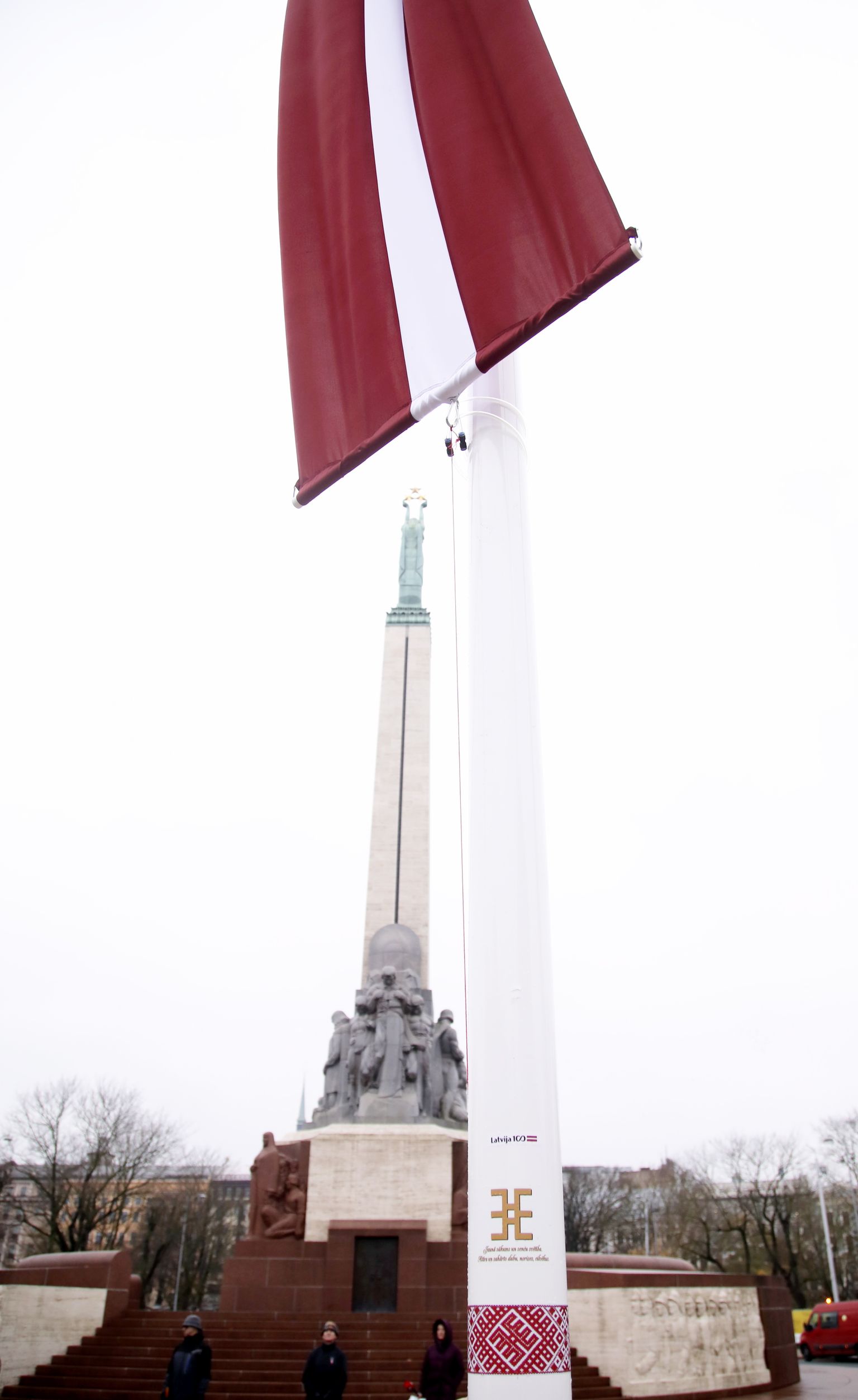 Četru Latvijas valsts karogu pacelšanas pasākums vēsturiskajā vietā pie Brīvības pieminekļa par godu Lāčplēša dienai.
