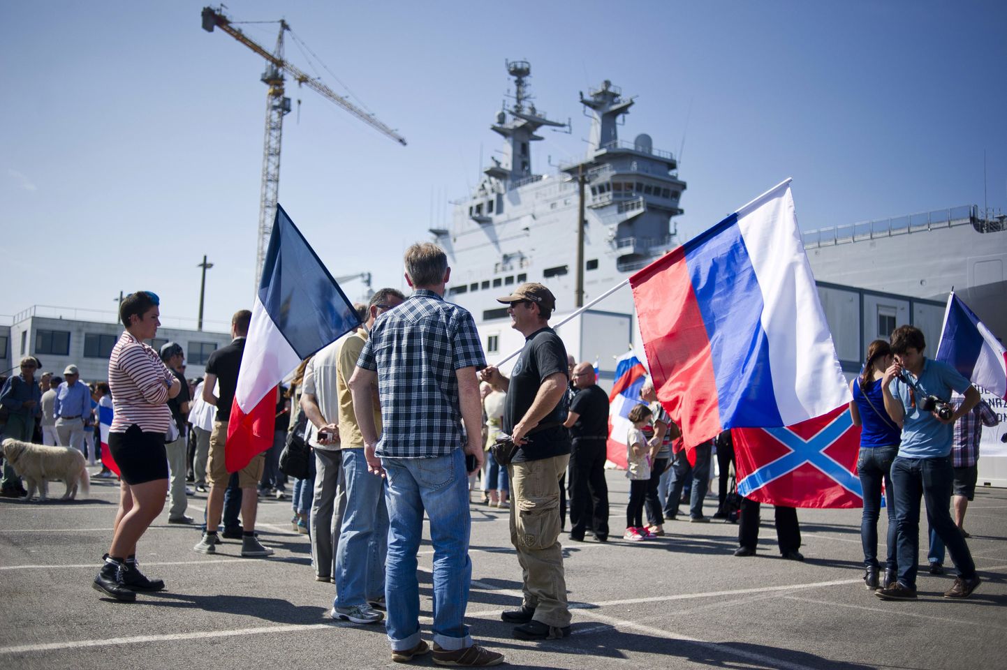 Meeleavaldus Prantsuse STX laevatehases Saint-Nazaire´is. Taustal esimene kahest Mistral-tüüpi helikopterikandjast, mille Prantsusmaa peaks Venemaale üle andma.