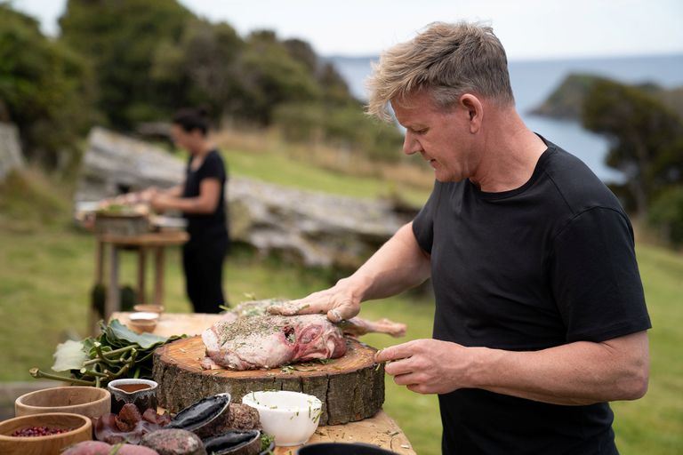 Gordon Ramsay ja Uus-Meremaa kokk Monique Fiso kokkamas vabas õhus National Geographicu uues saates «Gordon Ramsay: Uncharted» (Gordon Ramsay: avastamata alad)