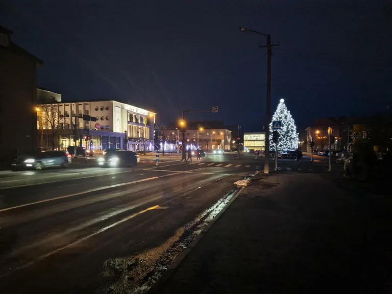 Только перед театром сияет елка.