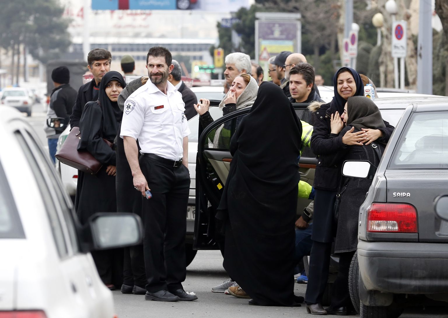 Lennuõnnetuses lähedased kaotanud iraanlased kogunesid Mehrabadi lennujaama mošee ette.