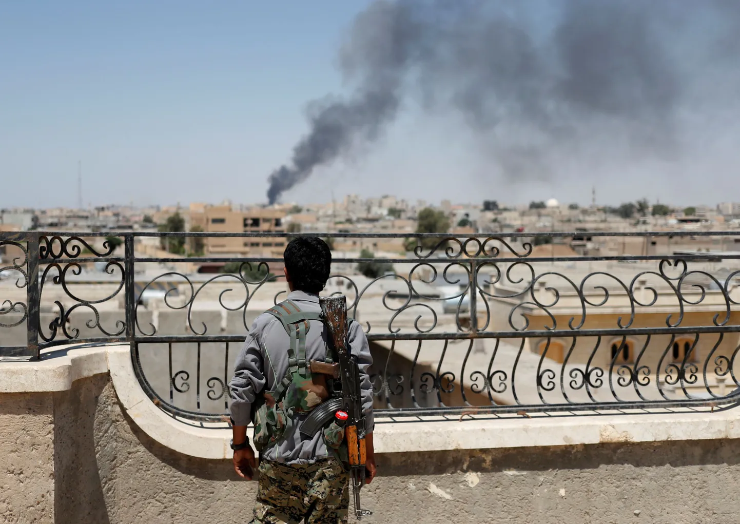 YPG võitleja vaatamas koalitsioonivägede õhurünnaku tagajärgi Raqqa linnas