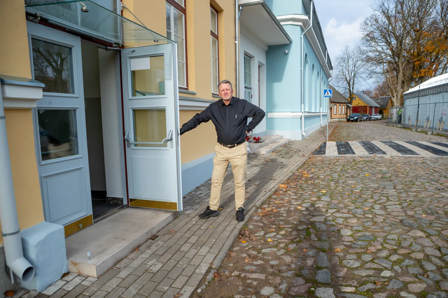 HÄDA PARKIJATEGA: Kooli haldusjuht Gunnar Usin seisab Vanalinna kooli söökla ukse ees, kuhu alatihti pargitakse ette autosid, mis takistavad kauba sissetoomist.