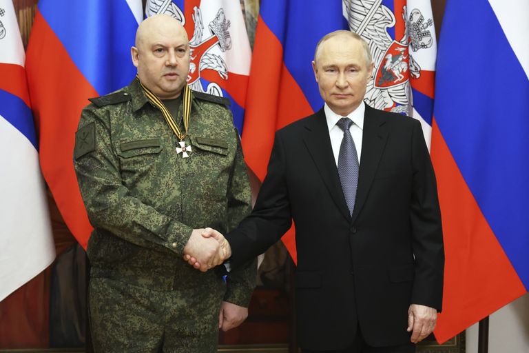 Генерал армии Сергей Суровикин, известный как «Сирийский мясник» и «Генерал Армагеддон», получает орден Св. Георгия 3 степени 31 декабря 2022 года из рук Владимира Путина.