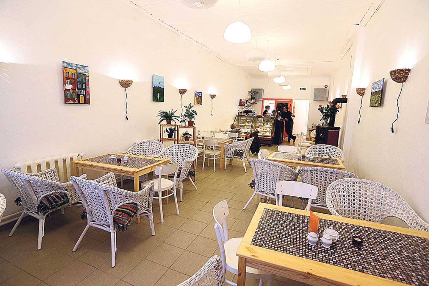 Heledates toonides kujundatud vastavatud Sõsara kohvikusse mahub istuma ligi kolmkümmend inimest.