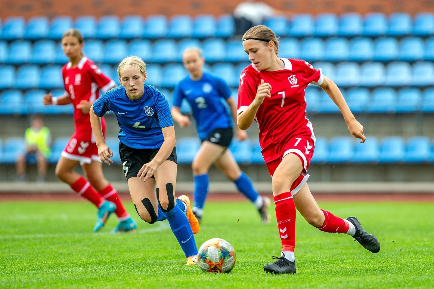 Adele Sofia Berg (nr. 6) võitles Eesti U15 koondise eest ka eelmisel hooajal.
