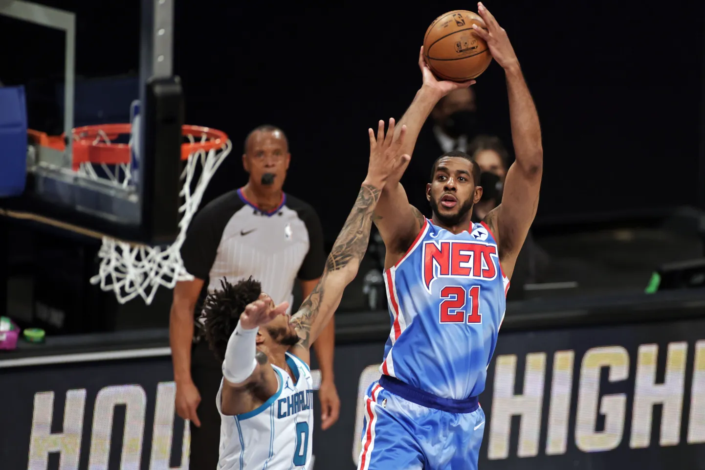 Brooklyn Netsi keskmängija LaMarcus Aldridge (nr 21) lõpetas tervislikel põhjustel pika korvpallurikarjääri