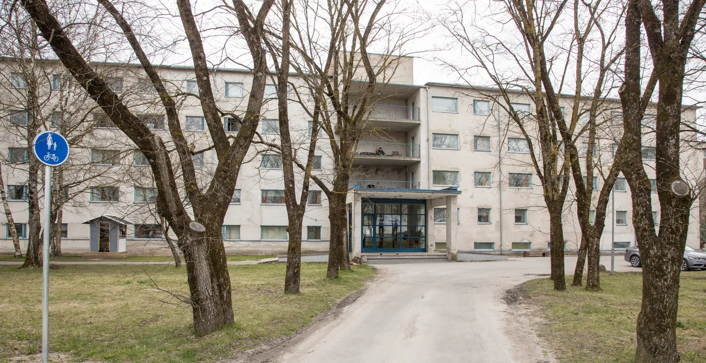 Kaare tänav 3 asuvat Jõhvi hooldekeskust on ka varem soovitud maha müüa, kuid kuigi kaugele pole need plaanid jõudnud, sest erastamise vastased põhjendavad oma seisukohta vajadusega säilitada oma inimestele vajaliku teenuse kättesaadavus.