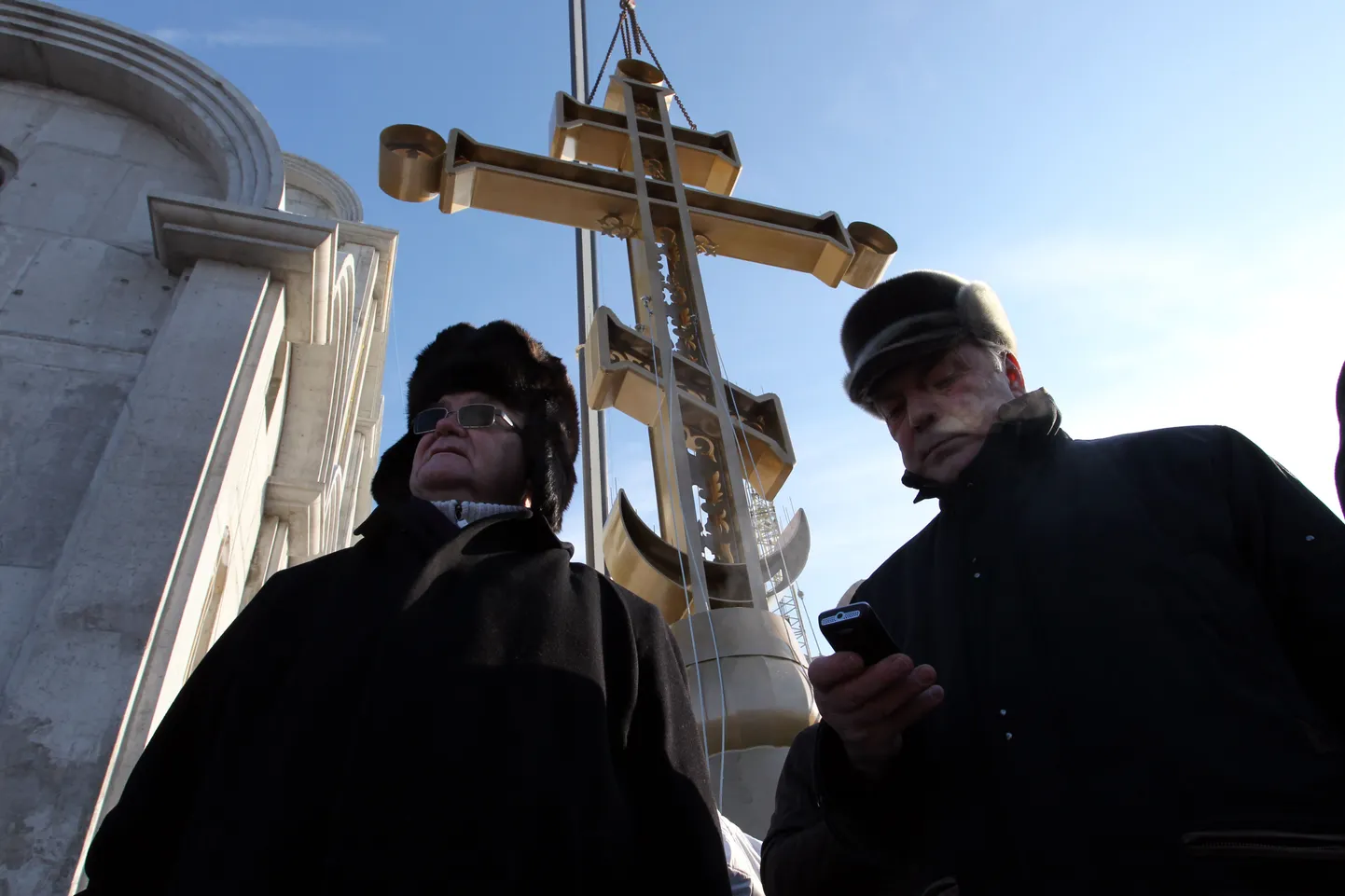 Edgar Savisaar ja Vladimir Jakunin 
Lasnamäel asuva vene õigeusu kiriku risti paigaldamise tseremoonial.