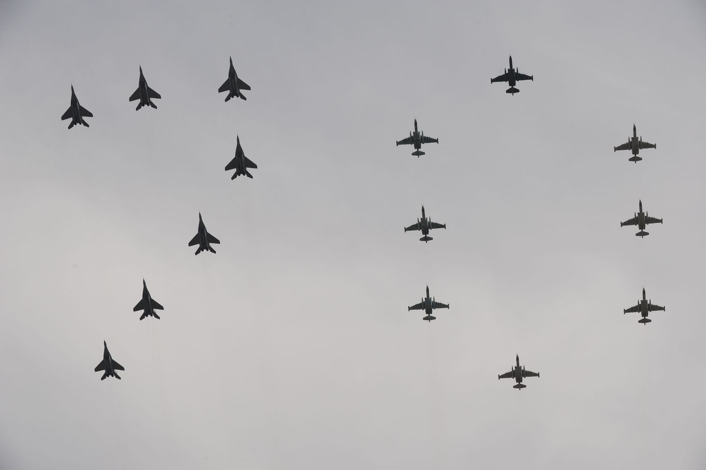 Vene õhujõud harjutavad 9. mai paraadi jaoks numbri 70 moodustamist.