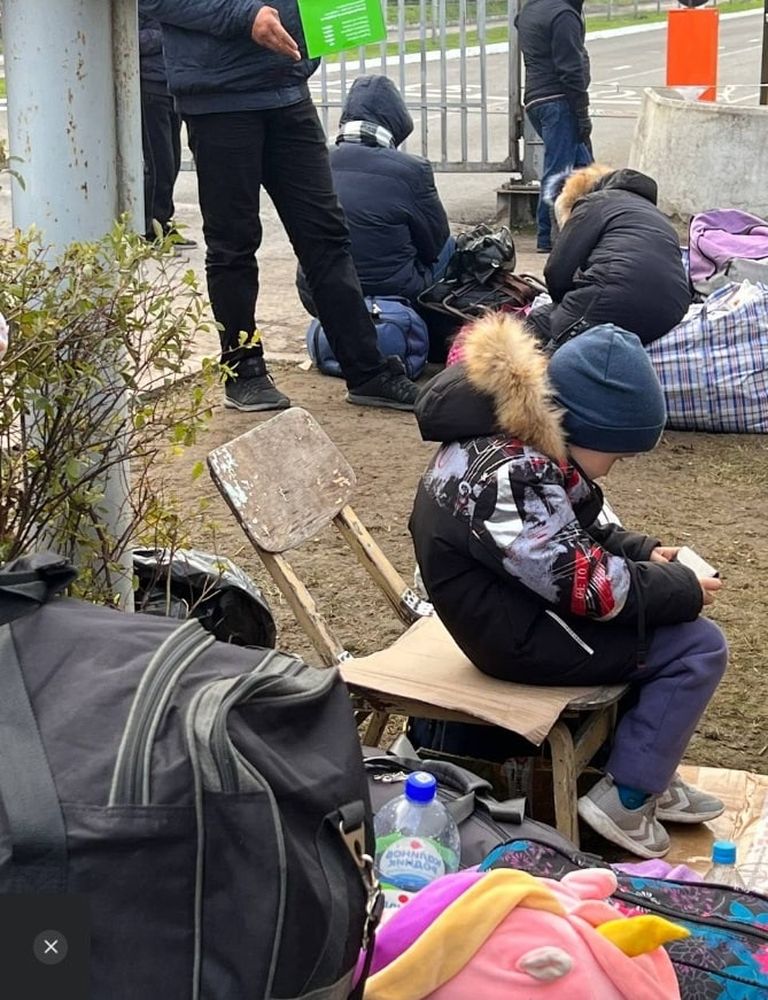 Беженцы у погранпункта «Куничина гора».