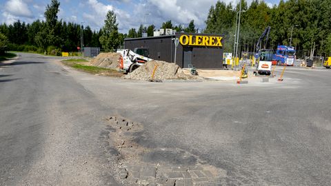 Kohalikud pahased: Olerexi tankla juures Ikla piiripunktis lõhub auklik tee sõiduautosid