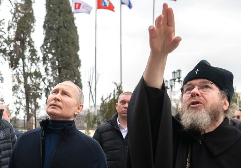 Шевкунов проводит экскурсию Путину по комплексу "Херсонес Таврический" в Крыму, Украина, 18 марта 2023 года.