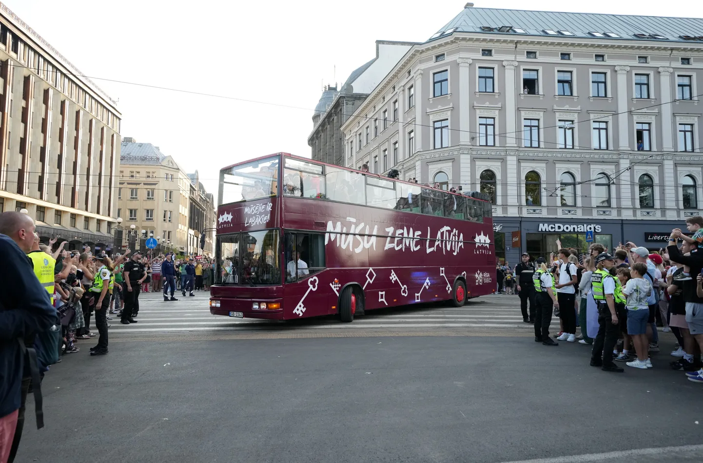 Pie Brīvības pieminekļa sagaida Latvijas vīriešu basketbola izlasi pēc piektās vietas iegūšanas Pasaules kausā basketbolā Manilā.