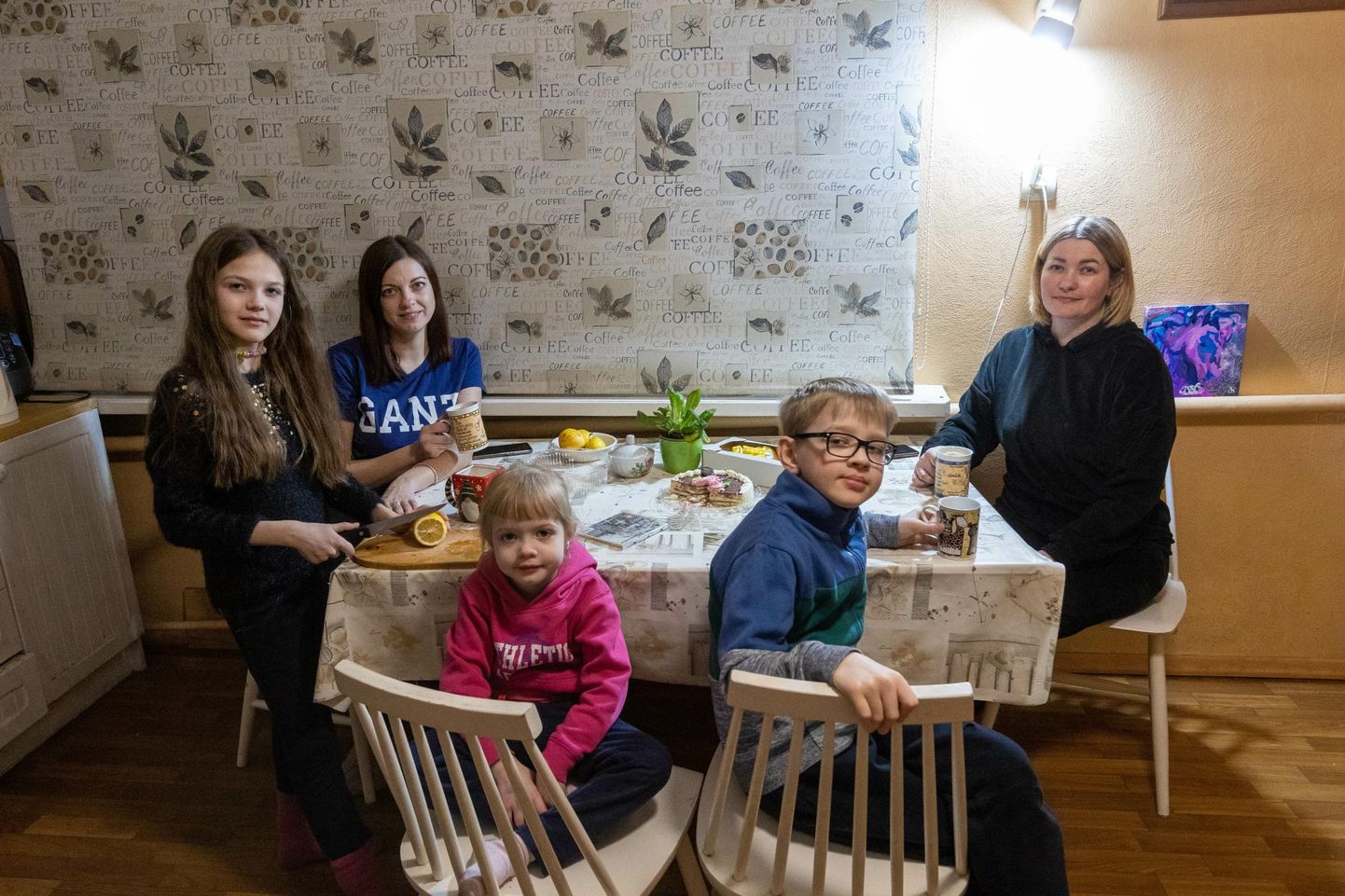Ukainlannad Marina (vasakul) ja Valentina lastega õhtuses teelauas. Olgugi et süda on Ukrainas, on nad Paide eluga vägagi rahul.