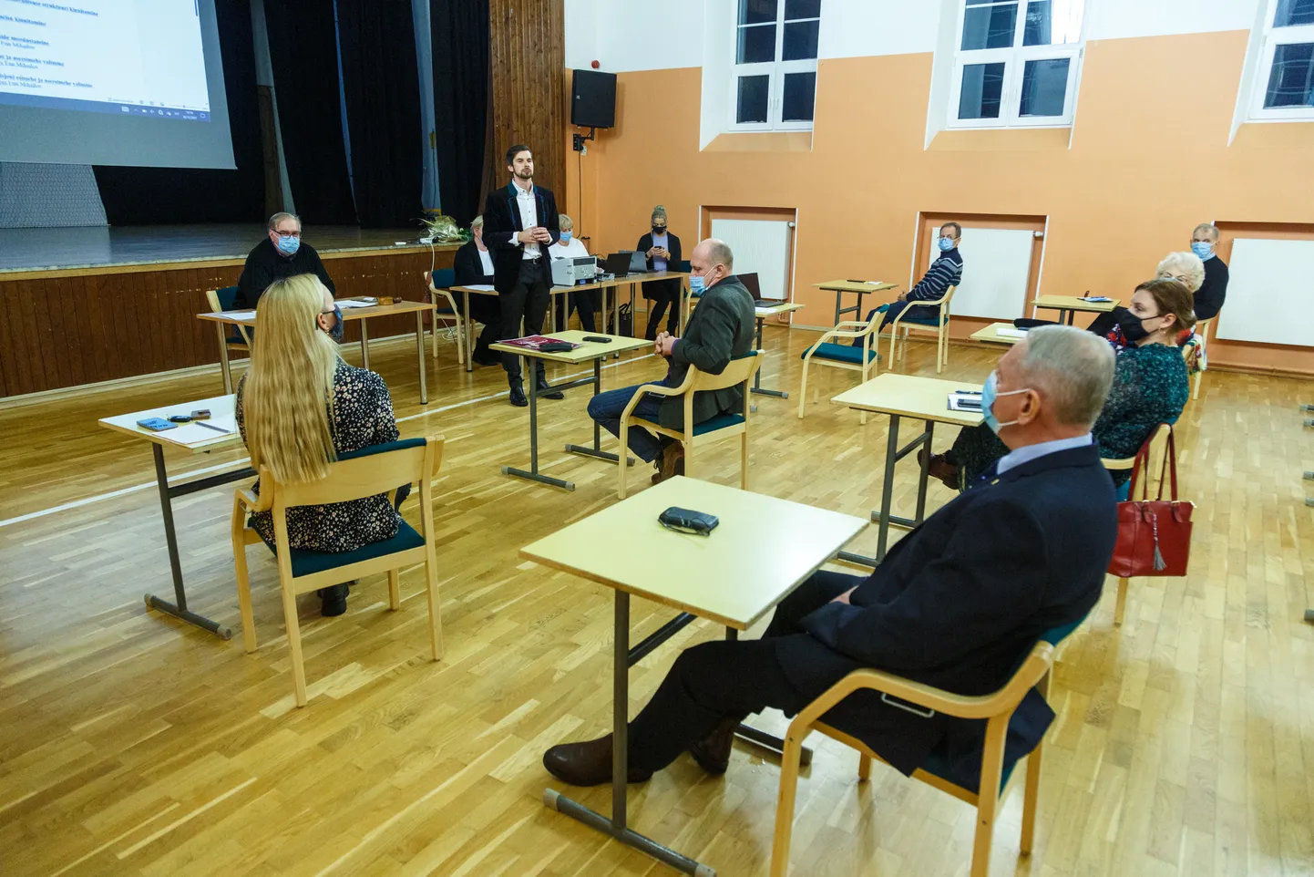 Tõrva vallavolikogu istung, Foto on illustreeriv.