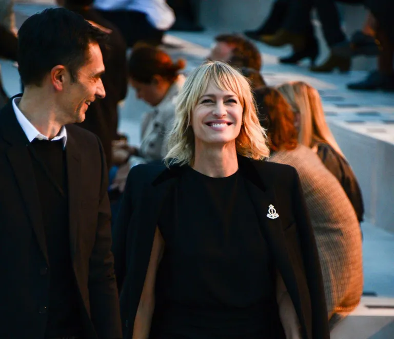Karismaatiline Robin Wright (52) on just selline enesekindel, küps naine, kellest noored mehed unistavad. Ka näitlejanna enda kallim on 18 aastat noorem.