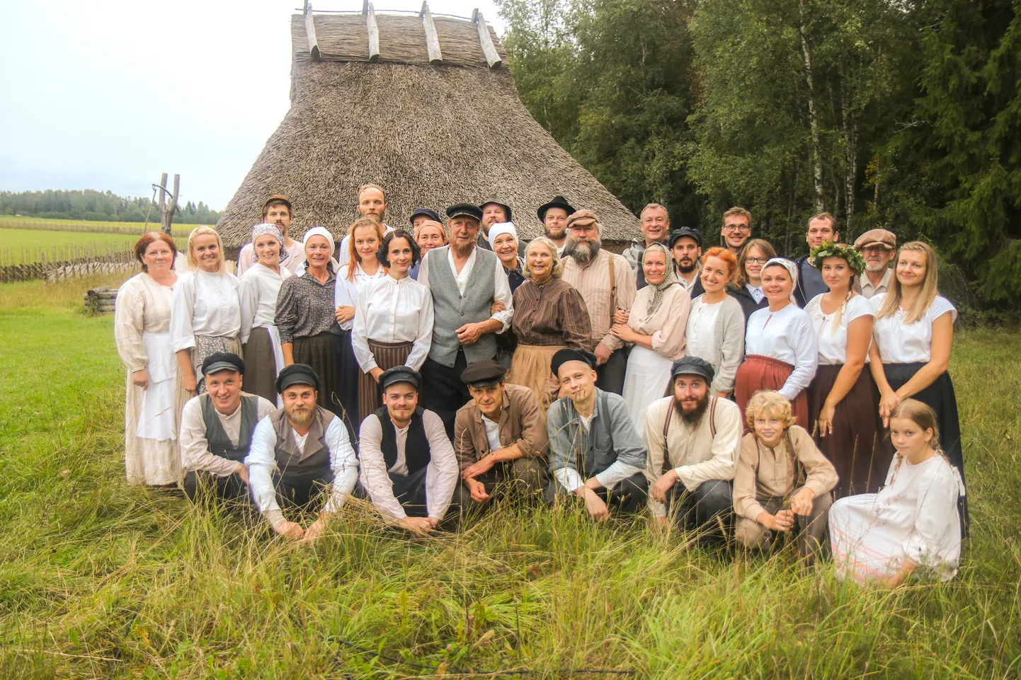 Ugala lavastuse «Kõrboja perenaine» trupp peale viimast etendust.