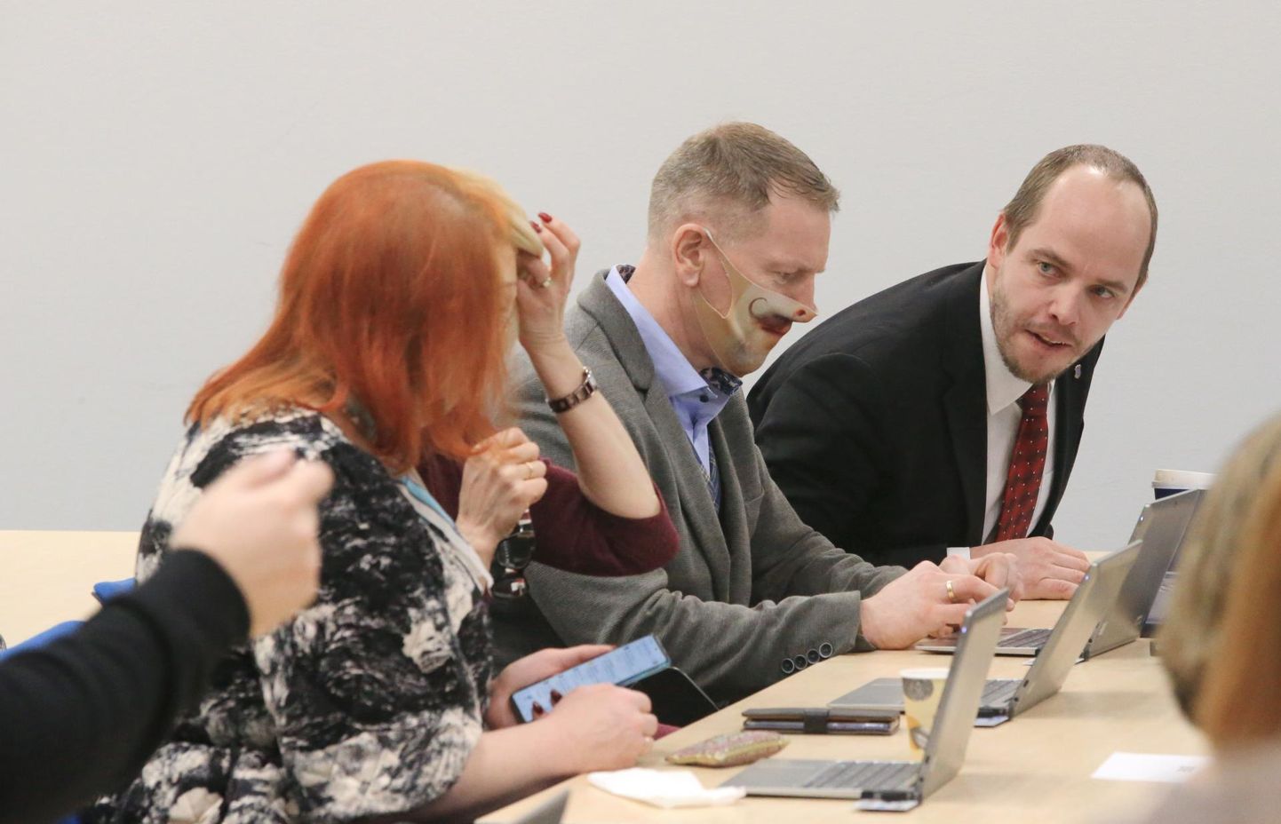 EKRE fraktsiooni liikmed (paremalt) Silver Kuusik, Imre Vähi ja Loone Ots Tartu volikogu istungil.