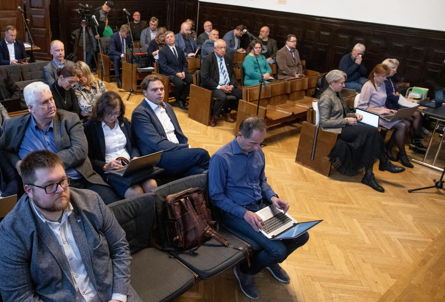Abilinnapea umbusaldusavalduse andis oma allkirja 14 rahvasaadikut.