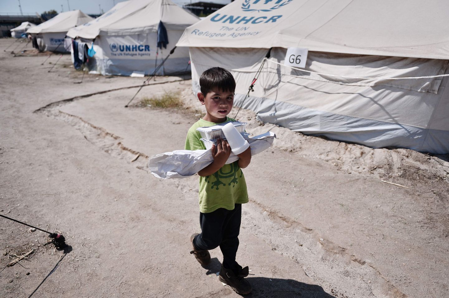 Väike poiss ÜRO põgenikelaagris Ateena lähistel.