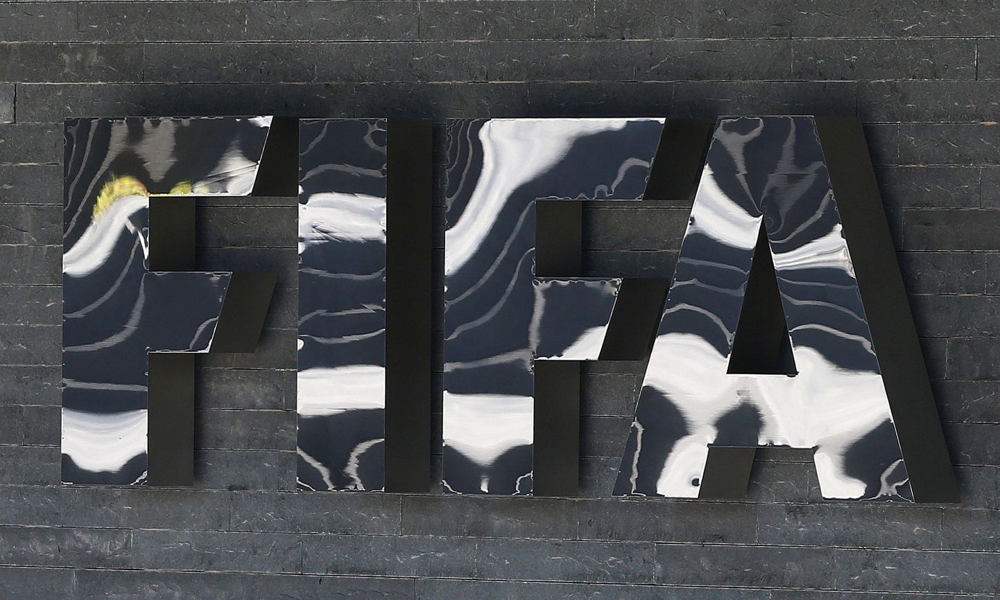 FIFA logo Zürichis asuva peakorteri seinal.